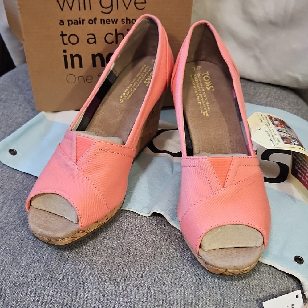 TOMS Coral Cork Wedge Peep Toe Slip On Shoes Size 7 Brand New